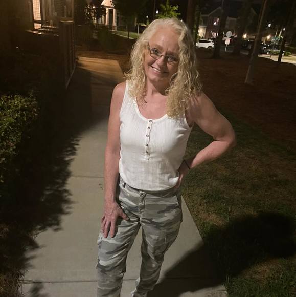 Meet your Posher, Sharon - Picture 1 of 1